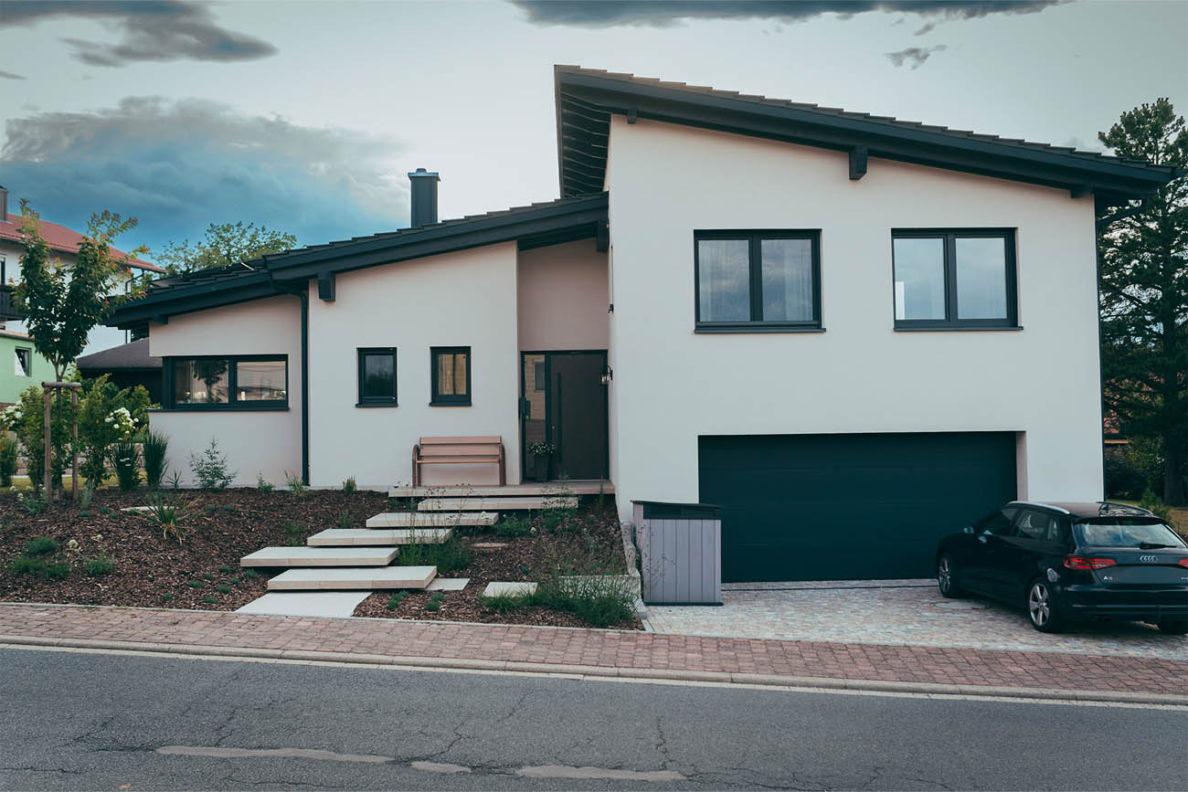 1. Ankommen auf mehreren Ebenen Schon vor der Haustür zeigt sich die besondere Architektur. Der leicht versetzte Eingangsbereich mit seinen unterschiedlichen Ebenen verleiht dem Entree eine spannende räumliche Wirkung und macht neugierig auf das, was dahinter liegt.